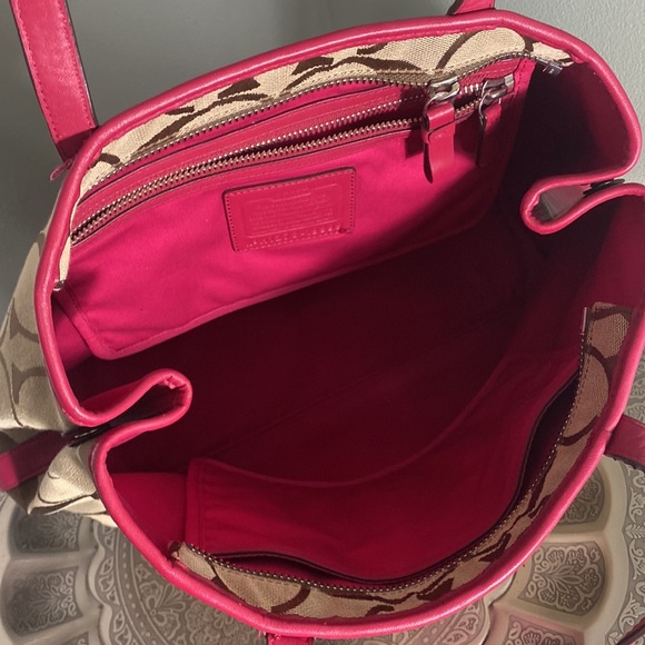 Coach Weekend Hamptons Signature
Stripe - Picture 8 of 12